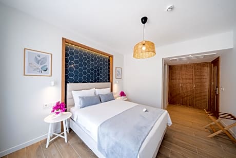 Deluxe Double Room (2 Adults + 1 Child)