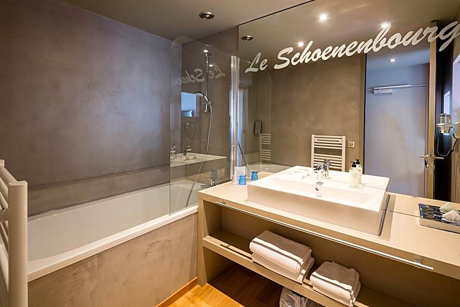 Photo 1 of 4 of Comfort 1 Queen Bed, Bathtub