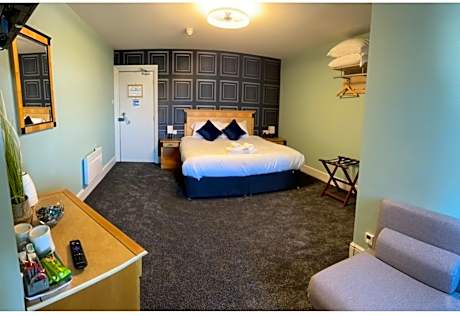 Family room-Standard-Ensuite with Shower