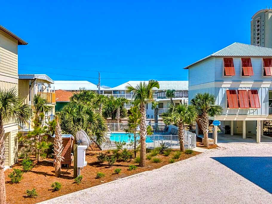 TRUE BLUE-Coastal cottage-3 min walk to beach! POOL!