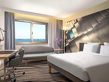 Superior Room with Twin beds and Partial Sea View