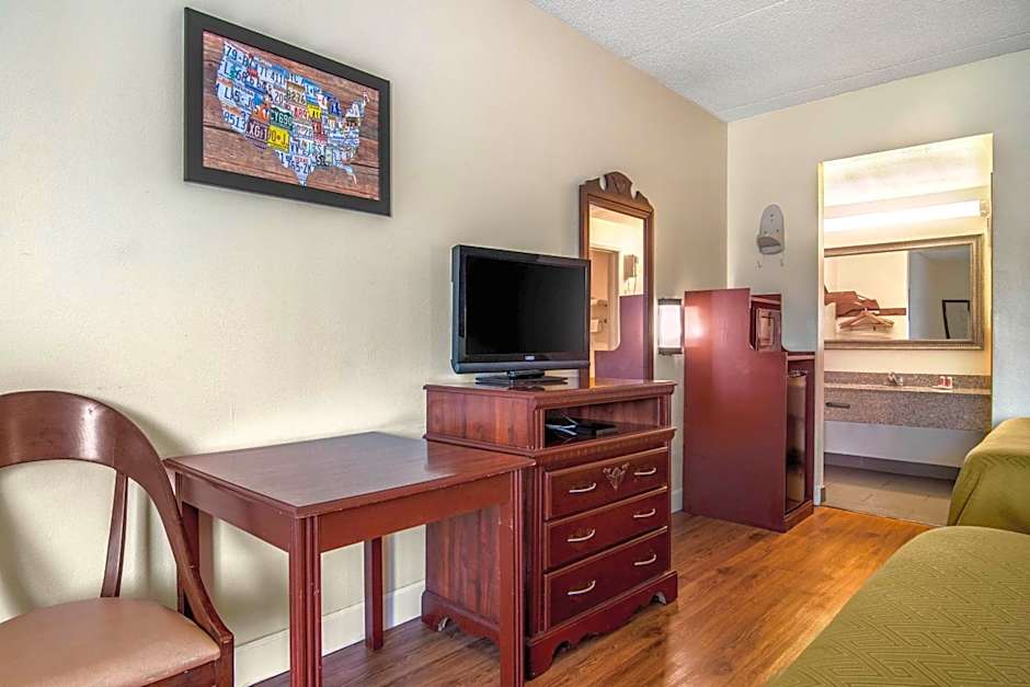Econo Lodge Inn & Suites