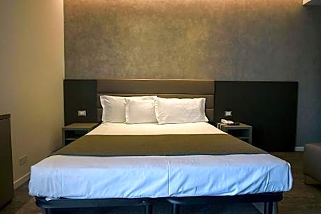 Family Room (2 Adults + 1 Child)