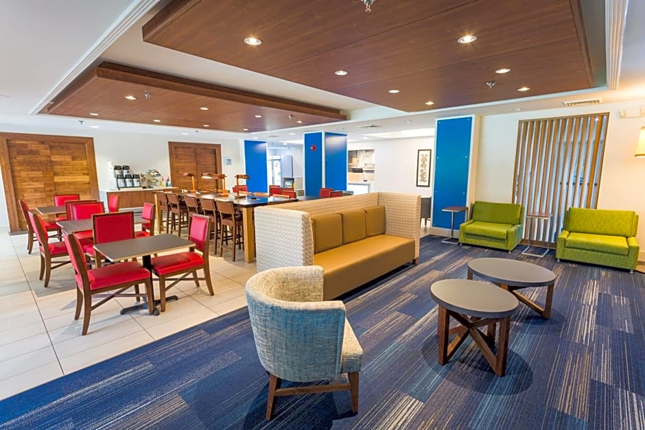 Holiday Inn Express & Suites Wilmington-University Center, an IHG Hotel