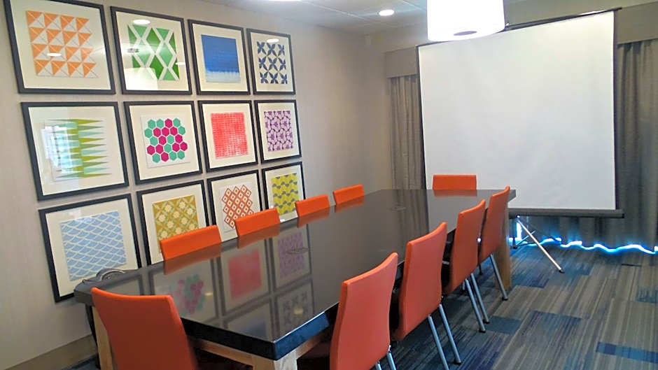 Holiday Inn Express & Suites - Muncie By IHG