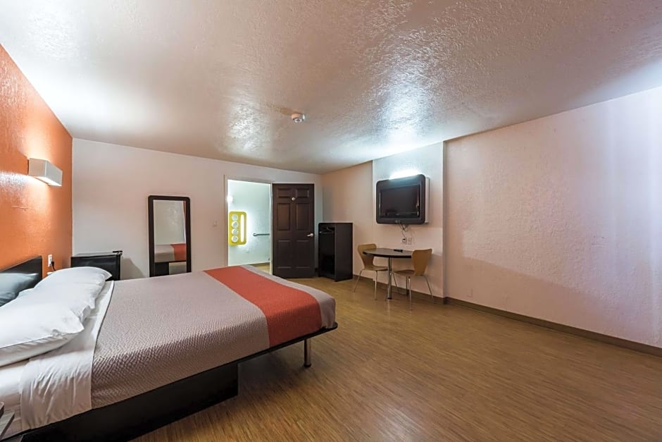 Motel 6-Uvalde, TX