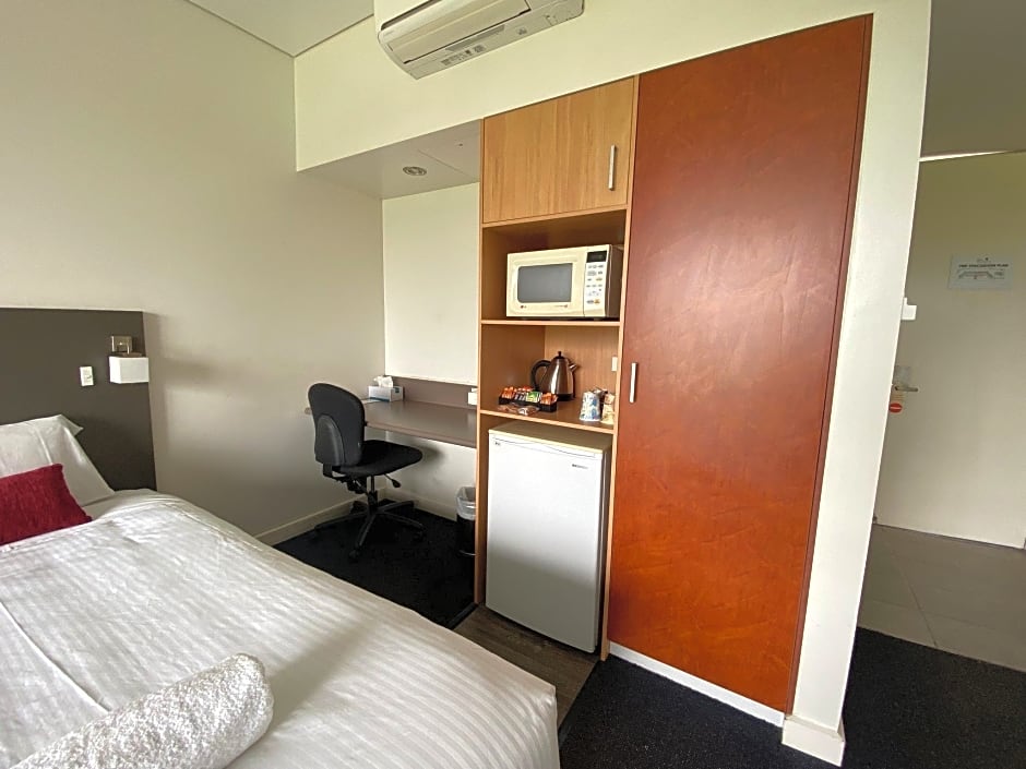 Country Roads Motor Inn