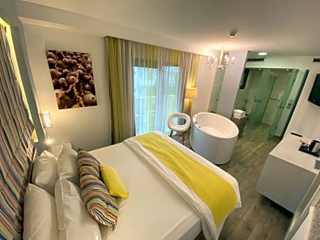 Honeymoon Suite with Jacuzzi Sea View