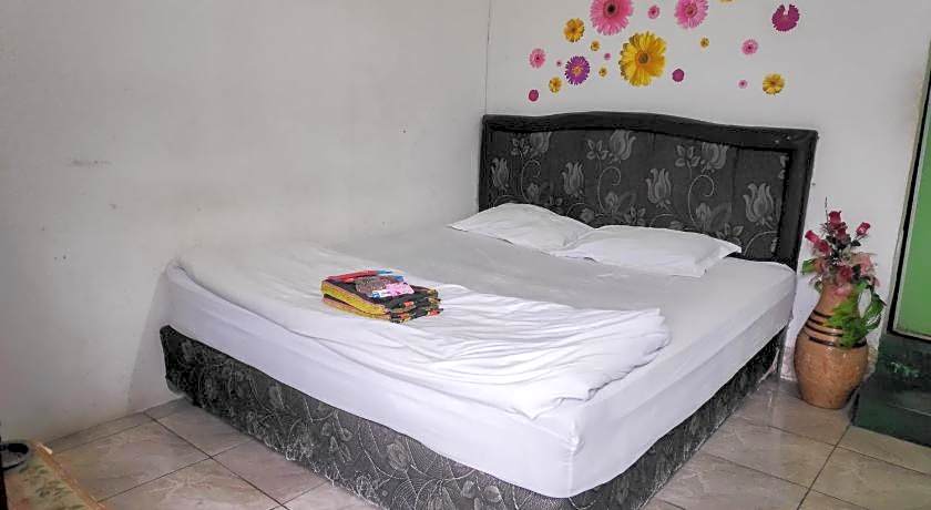 RedDoorz near Pelabuhan Ajibata Parapat