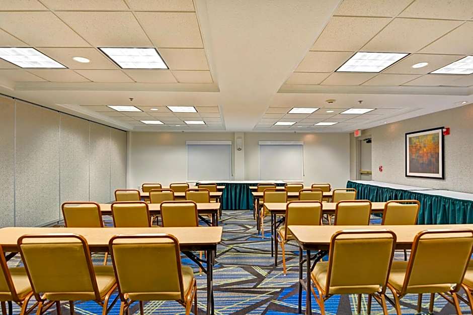 Holiday Inn Express Hotel & Suites Milwaukee-New Berlin By IHG