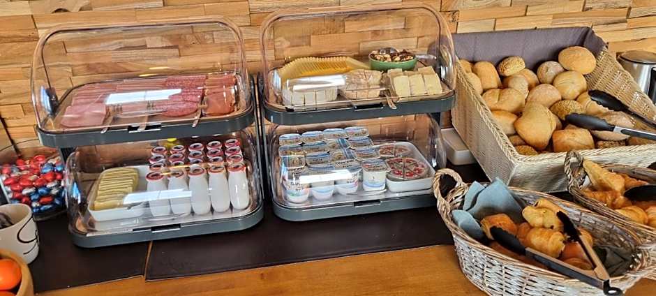 Hotel Westendia and Free Parking Top Breakfast