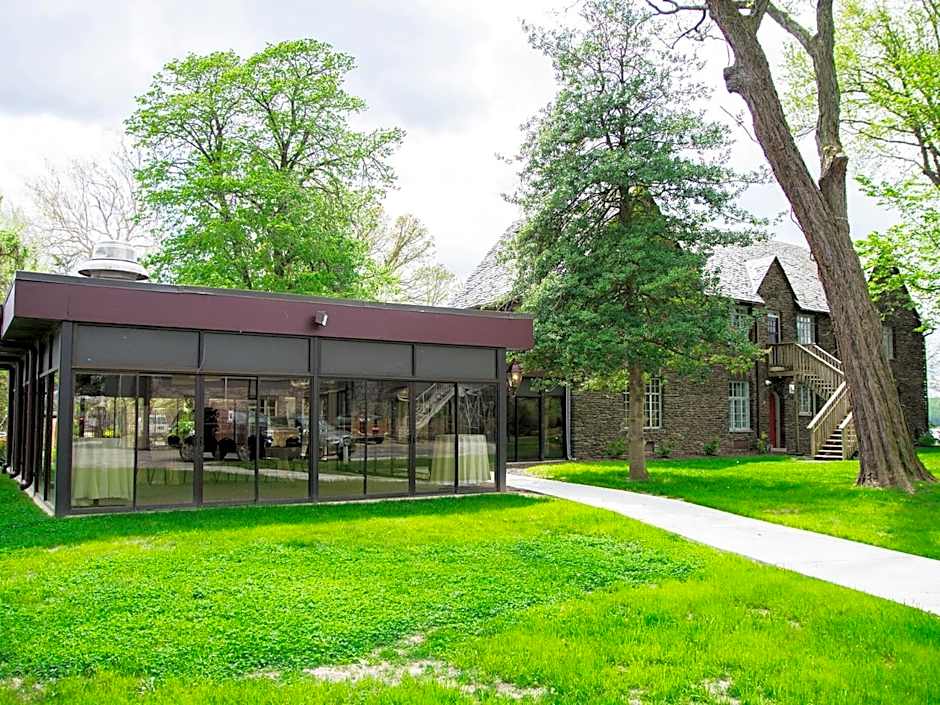 The Manor on Front