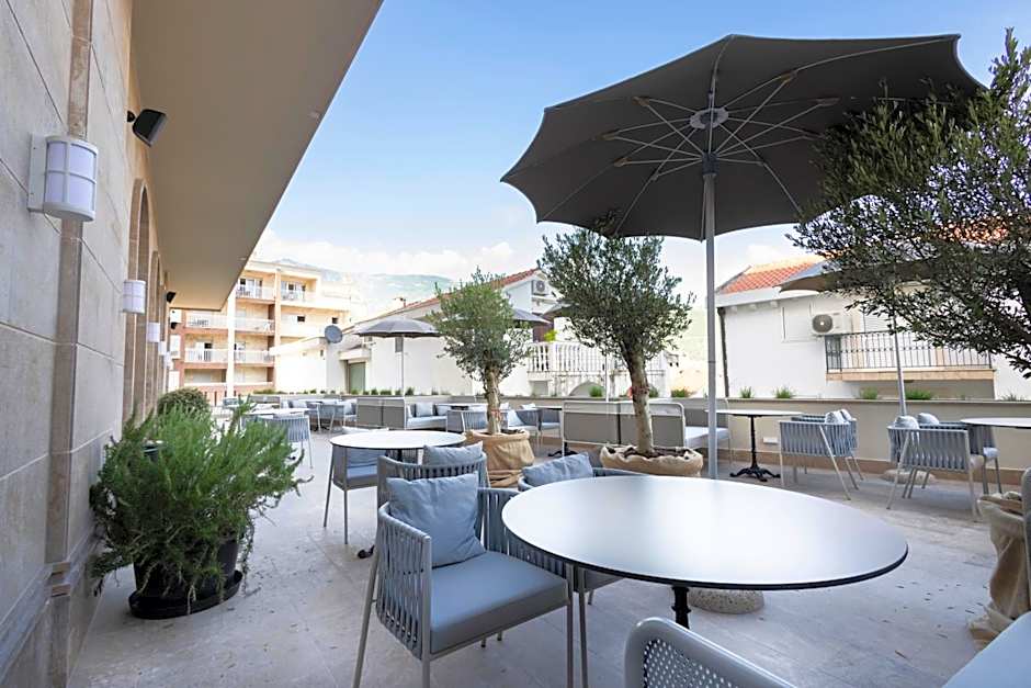 Infinity Hotel & More