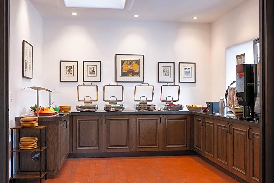 Piñon Court by La Fonda