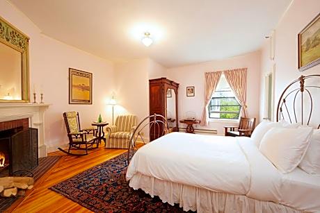 Richmond Room, Queen Bed & Fireplace