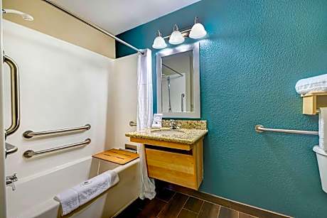 2 Queen Beds | Mobil Access Tub Nsmk Kitchen