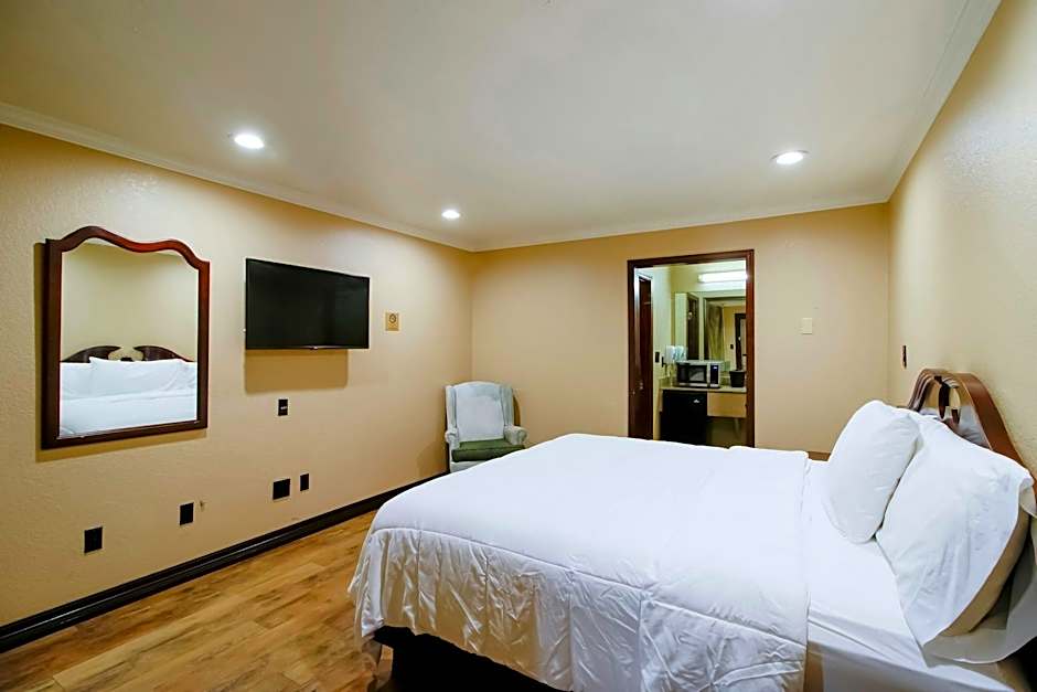 OYO Pinewood Inn & Suites Silsbee