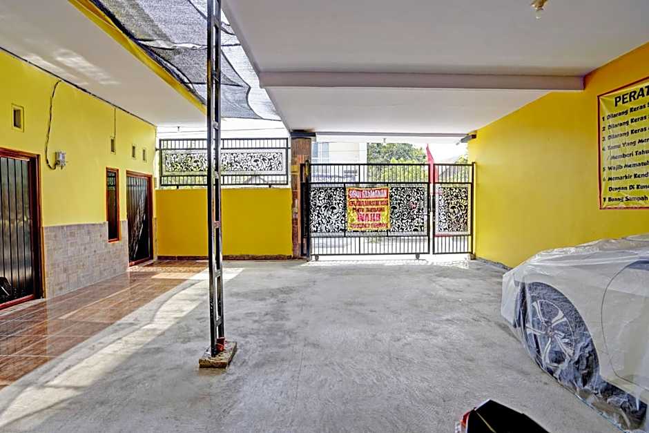 OYO Life 92920 Rumah Kost Azca