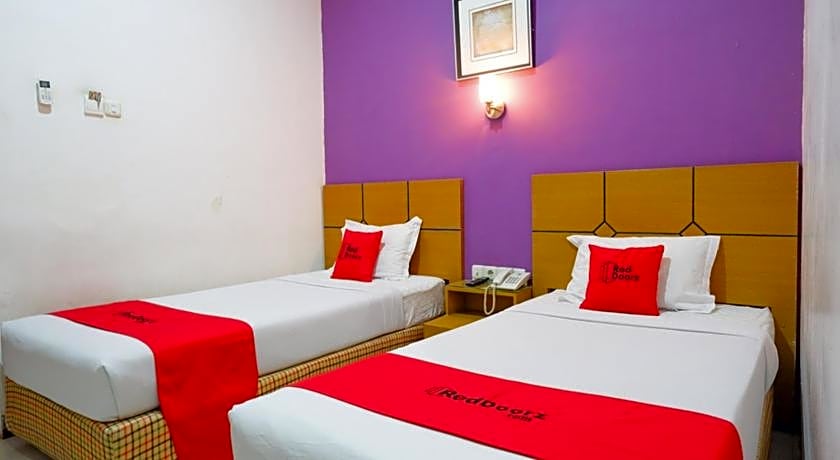 RedDoorz near Monumen Habibi Ainun