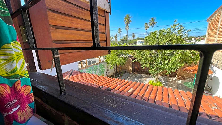 Pousada São Jorge 1 MIN A PÉ DA PRAIA Casa de família, simples e aconchegante, Na Av principal da praia café disponível até 12hs cozinha completa e churrasqueira disponível para uso ar cond das 20hs as 8 30