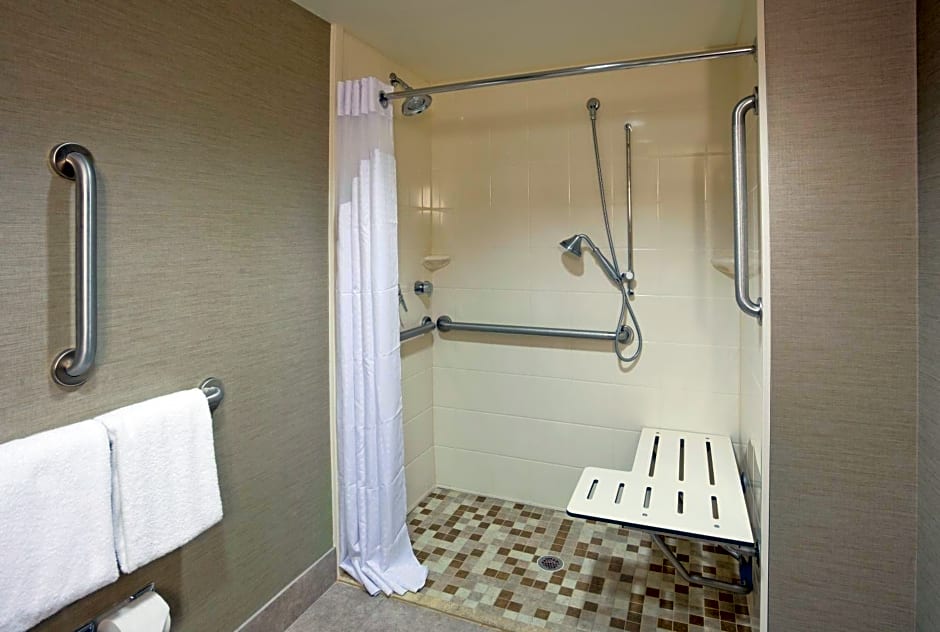 Holiday Inn Express & Suites Bloomington West