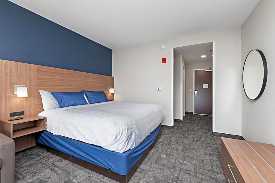 Holiday Inn Express Kansas City North Parkville, an IHG Hotel