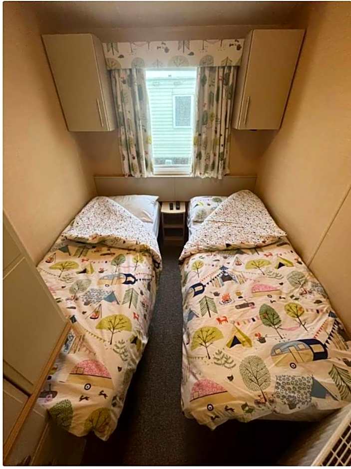 Spacious & welcoming 6th Berth Caravan California Cliffs Holiday Park, Norfolk Coast