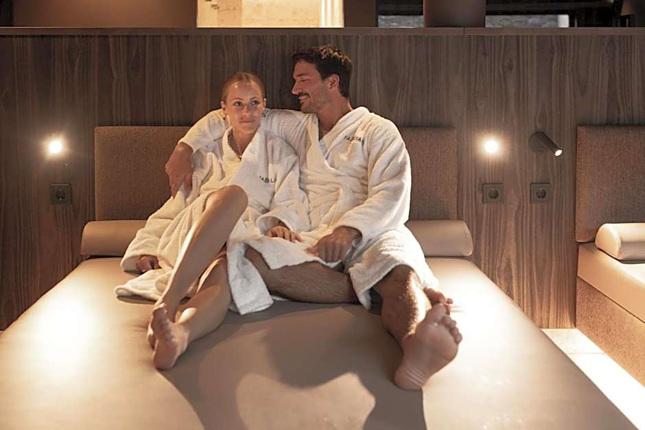 Aparthotel Familiaris - Family Apartments - Pools & Spa in Dolomites