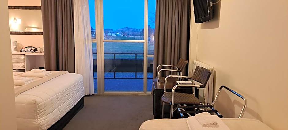Fiordland Hotel