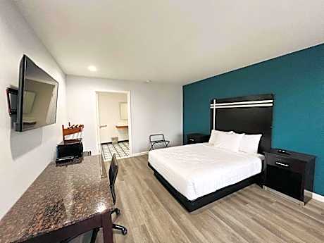 Deluxe King Room - Non-Smoking