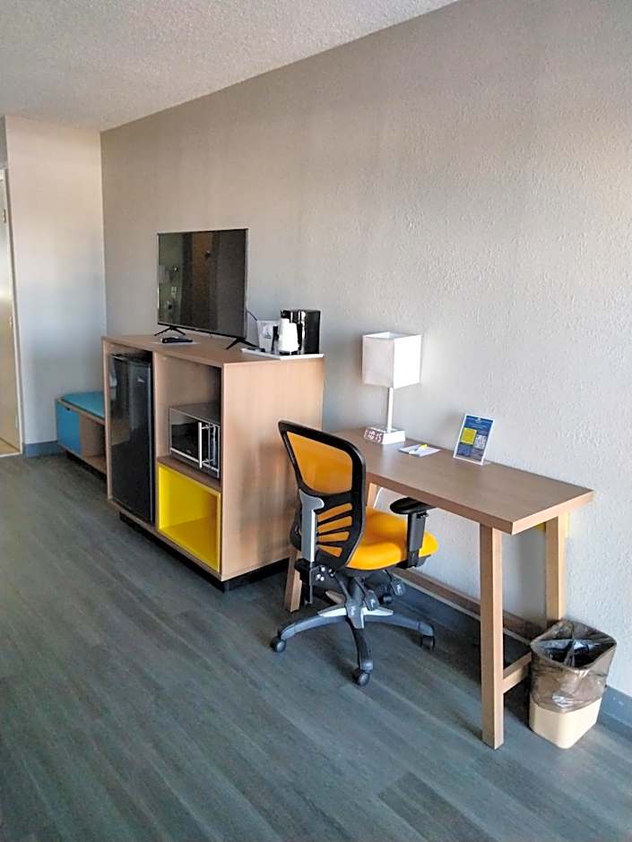 Days Inn & Suites by Wyndham Albuquerque North