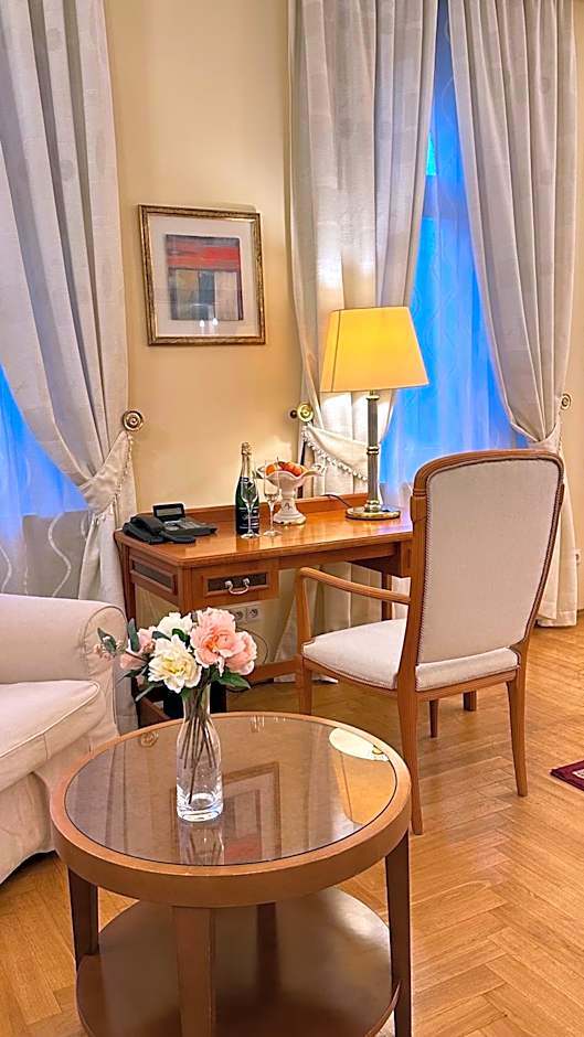 FLEUR DE LIS HOTEL