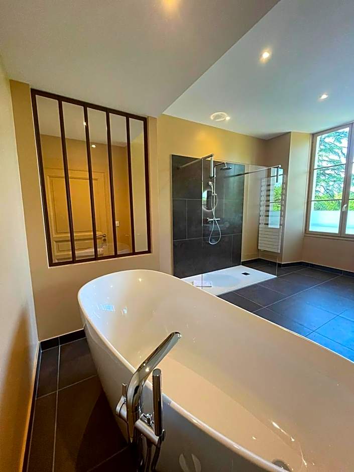 Hôtel & Restaurant - Le Manoir des Cèdres - piscine extérieure et climatisation
