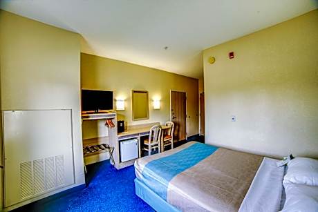 1 Queen Bed | ADA/RI Shower/Non-Smoking