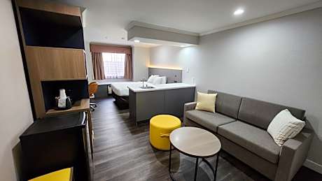 1 Queen Bed, Suite, Nonsmoking, Accessible