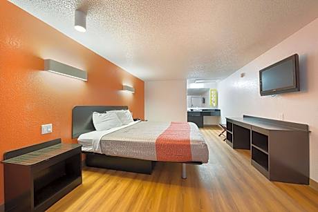 King Room with Roll-in Shower - Disability Access - Non-Smoking