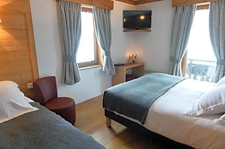 Triple Room with Mountain View (2 Adults + 1 Child)