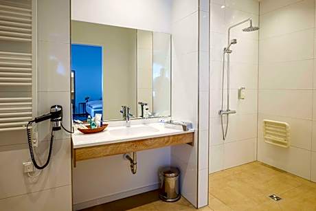 2 Single Beds Deluxe Room Work Desk Usb Port Free W-Lan Rain Shower Coffee And Tea Maker