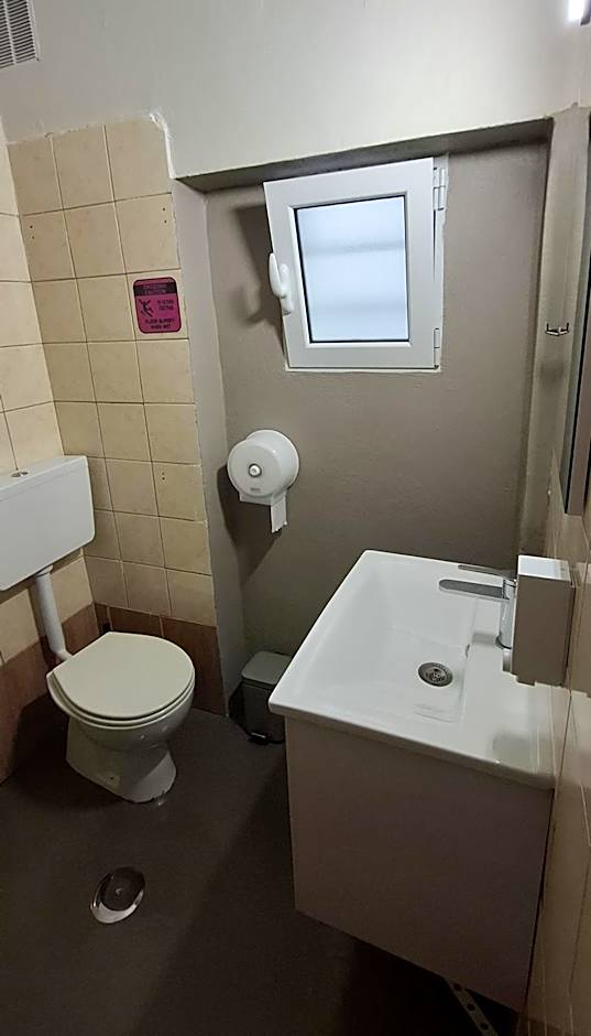 HoneyBee4 - Cozy studio close to the port, airport & Athens