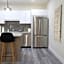 Executive Bsmt Suite, King Bed, 5 min to DT & Whyte Ave, Sleeps 6!