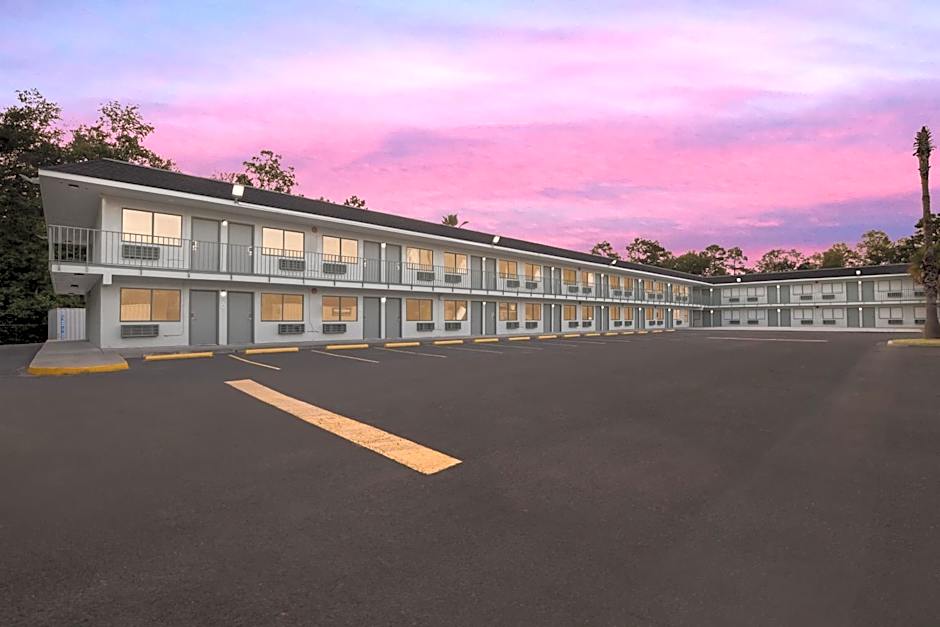 HomeTowne Studios by Red Roof Orange, TX