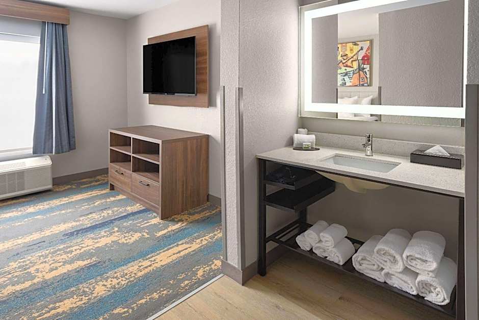 La Quinta Inn & Suites by Wyndham Memphis I-240