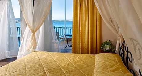 Deluxe Double Room with Balcony and Sea View