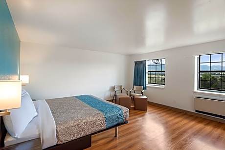 1 King Bed | Mobility Accessible RI Shower Nsmk