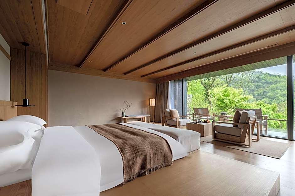 Photo 1 of 8 of Panoramic 1 King Bed, Bathtub, Ground Floor