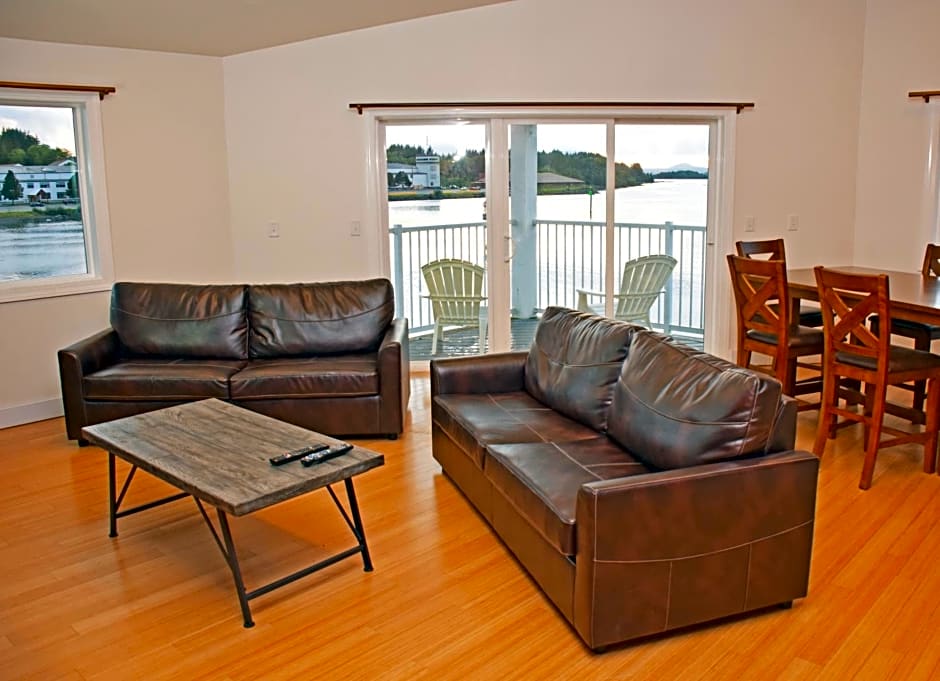 Longliner Lodge and Suites