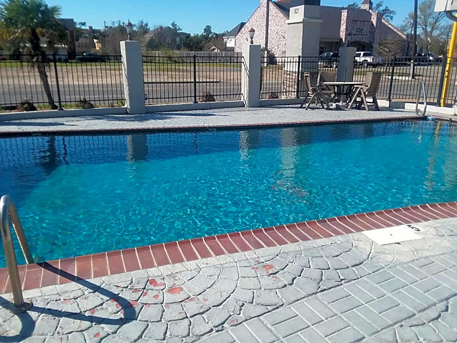 Howard Johnson by Wyndham Historic Lake Charles