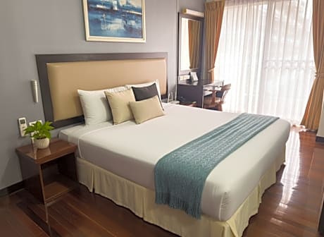 Studio Room with 1 King Bed and Kitchenette