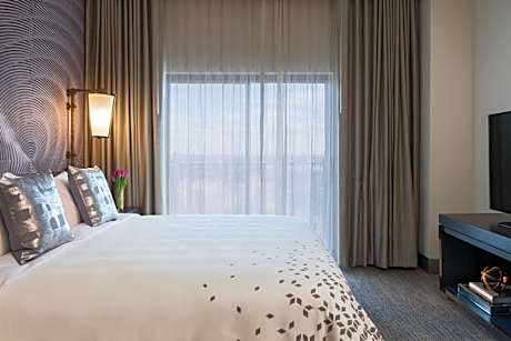 Executive Corner King Room with Sofa Bed - High Floor