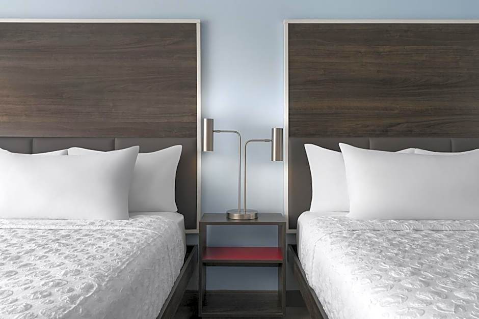 Foto 1 daripada 6 — 2 Queen Beds, Hearing Accessible